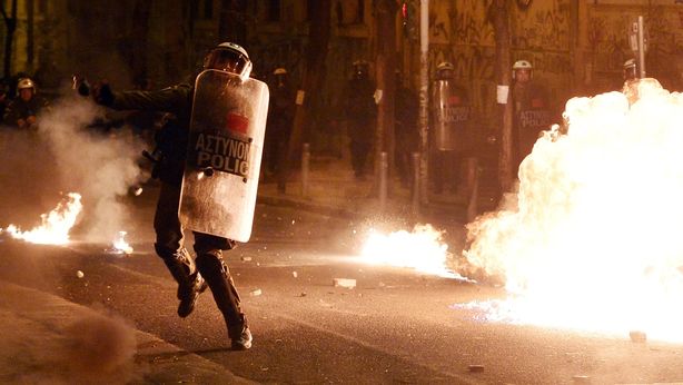 Violenza e rabbia: Grecia torna a bruciare. L’accusa di Chomsky