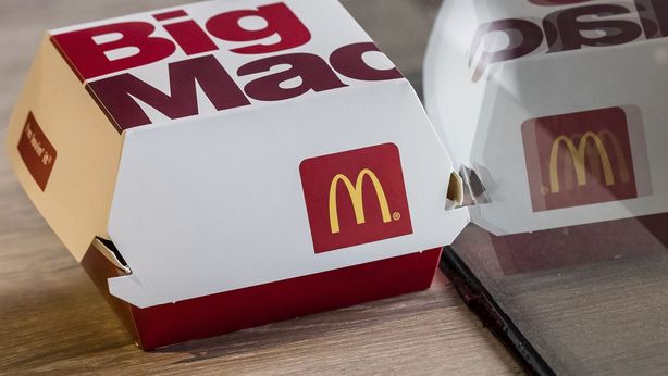 Dollaro più forte dell’euro, ma perde contro il franco. Parola di Big Mac