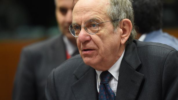 Banche italiane, utili quasi dimezzati. Padoan: “Urge ristrutturazione”