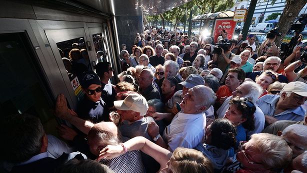 Banche, Ue congela depositi per evitare corsa sportelli
