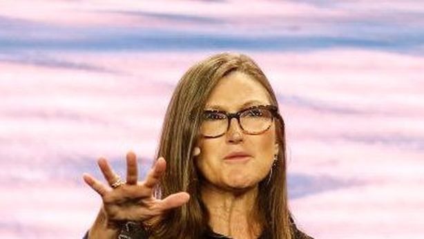 Cathie Wood approfitta del fallimento di FTX per comprare azioni Coinbase
