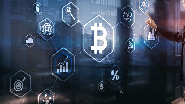 Bitcoin torna sotto $70 mila, fuga di liquidità verso azioni e maxi Ipo