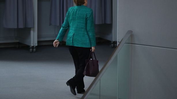 Consiglio Ue: nella notte l’accordo (vago) sui migranti. Merkel delusa
