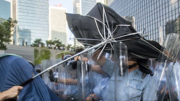 Hong Kong, migliaia in strada per rivoluzione degli ombrelli: “Non ci arrenderemo”