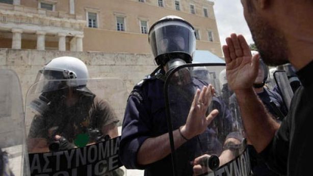 Atene: la strada boccia il piano di austerita’, sale a 46 feriti il bilancio