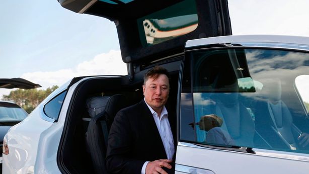 Tesla taglia i prezzi di Model 3 e Model Y e congela assunzioni, titolo si inabissa