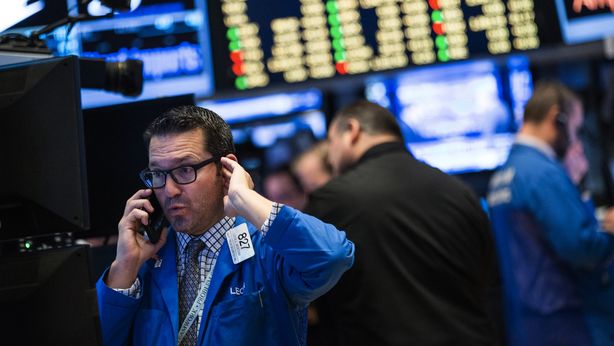 Wall Street a due velocità, di nuovo a fondo il petrolio (-5%)