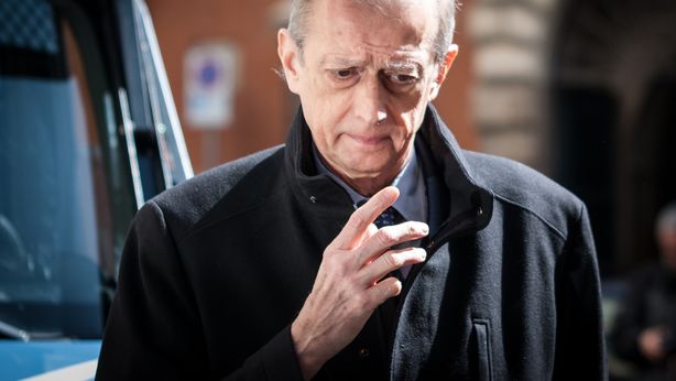 Fassino e lo sfoggio del cedolino: quanto guadagnano i parlamentari