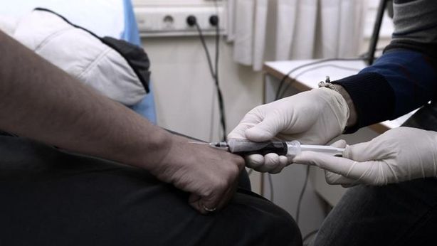 Oms si scusa: solo qualche greco si è iniettato virus Hiv per ricevere 700 euro di sussidi