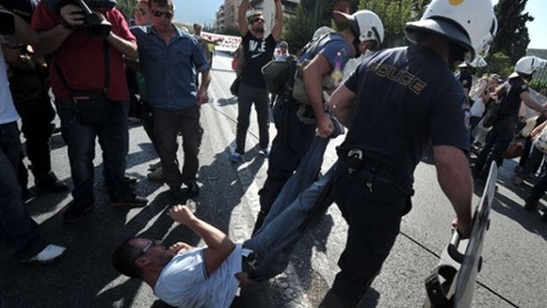 Tornano rabbia e violenze nelle strade di Atene