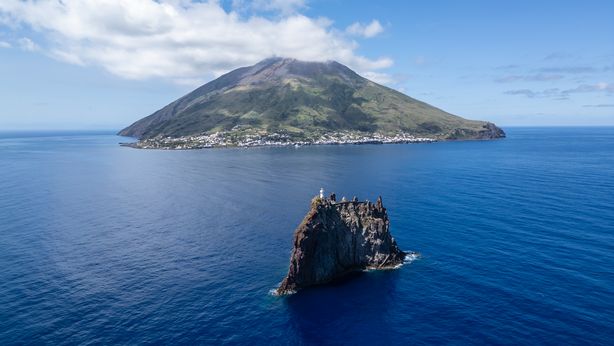 Il Premio Stromboli 2024 rivoluziona l’Isola con Arte, Tecnologia e Sostenibilità
