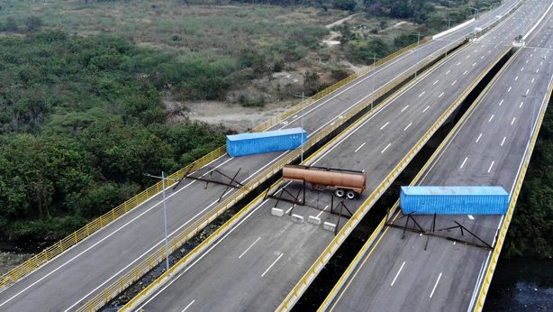 Venezuela, ponte con la Colombia barricato: no a aiuti umanitari
