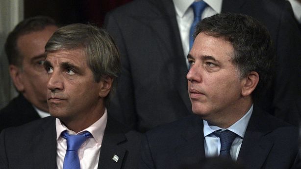 Argentina: si dimette banchiere centrale, peso sempre più giù