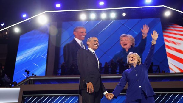 Elezioni Usa, Obama: “Hillary persona giusta”. Fuori scoppia il caos