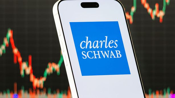 Charles Schwab chiude il 2025 con utili e asset record