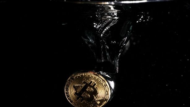 Bitcoin perde quota: -20% in due settimane, ma per analisti è fisiologico