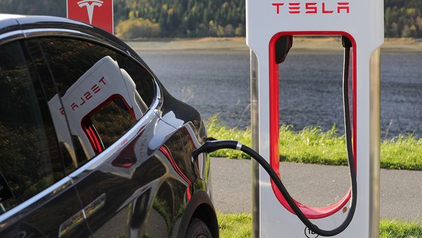 Tesla: Musk taglia circa 500 posti di lavoro nel team Supercharger