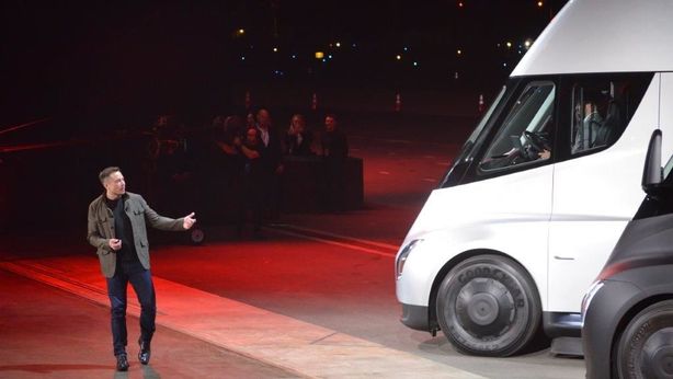 Tesla presenta primo camion elettrico.. con una sopresa