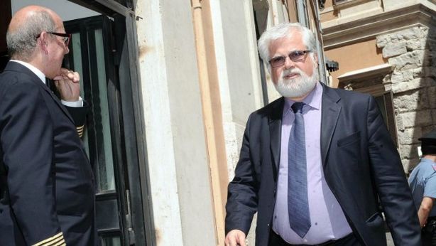 Governo in bilico, si salva grazie a ex grillino. E su manovra è braccio di ferro con l’Ue
