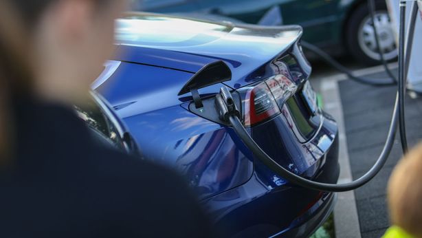 Tesla in frenata sui listini, pesa concorrenza Nio in Cina