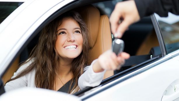 Auto: per i giovani è meglio il noleggio che l’acquisto. Ecco quanto si risparmia