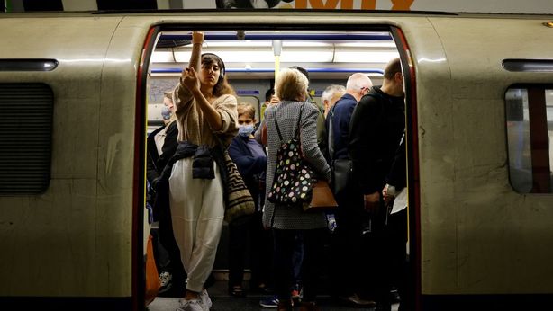 Covid, perché i contagi stanno risalendo nel Regno Unito