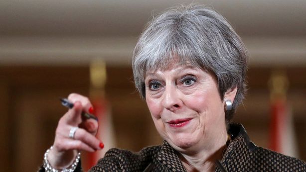 Brexit, regna il caos: May accerchiata lancia ultimatum