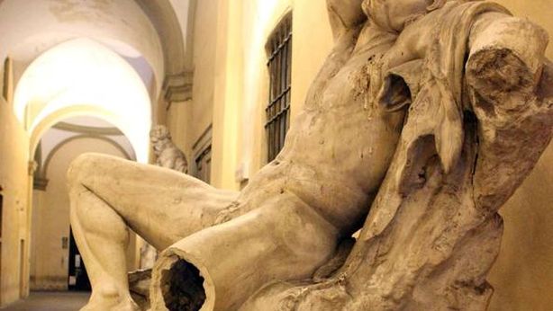 Milano: ragazzo scatta “selfie” e amputa gamba a una statua