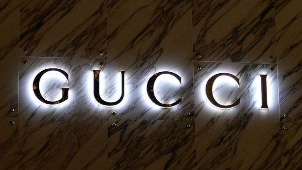 Gucci: lascia il direttore creativo De Sarno. Sale attesa per i conti di Kering