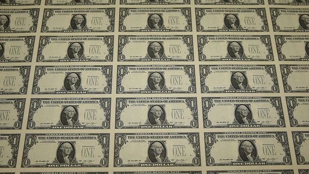 Dollaro cade sotto i colpi del protezionismo di Trump