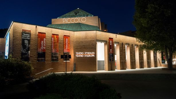 Valentino sfila al Piccolo Teatro di Milano