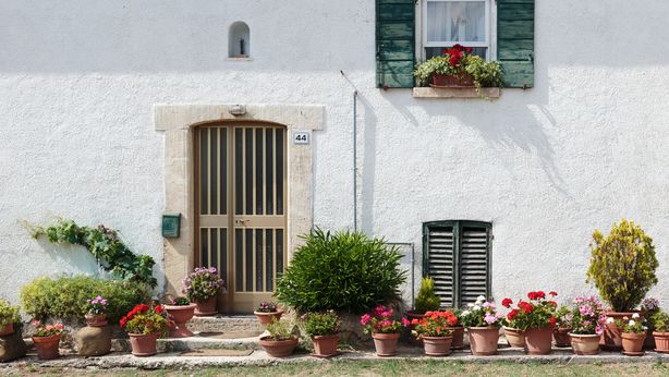 Immobiliare: aumentano compravendite, prezzi ancora giù