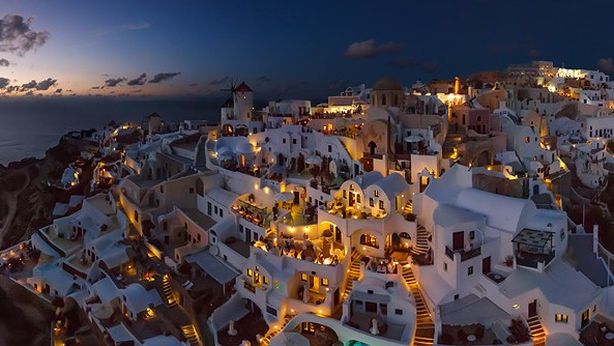 Santorini rimane al buio: blackout nell’isola greca