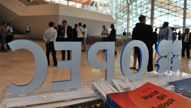 Petrolio, l’OPEC+ vede un surplus maggiore nel 2022, pesa il calo della domanda