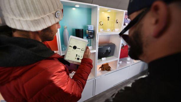 Shopping online: danni dal fast fashion, molti abiti realizzati con plastica vergine