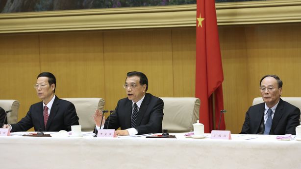 Intanto il premier greco Tsipras stringe accordi con la Cina