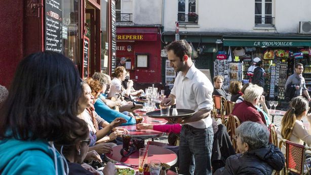Francia, il ristorante che accetta i cani e non i banchieri