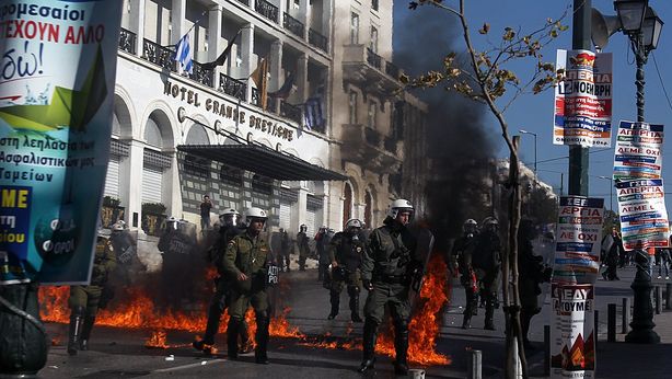 Grecia in fiamme, bombe molotov contro le banche