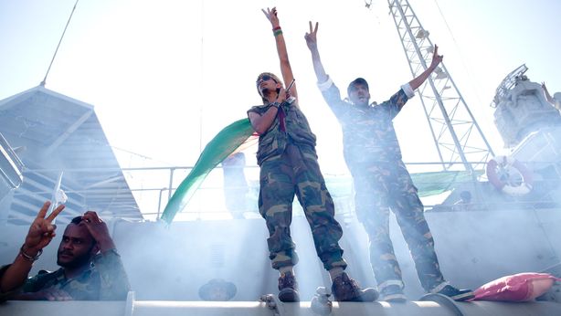 Libia, ribelli all’assalto. Italia accusa la Francia: no a intervento militare