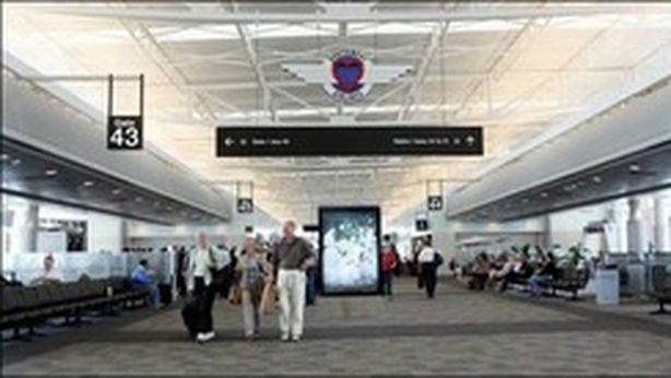 Paura aeroporto Houston: uomo spara poi si uccide