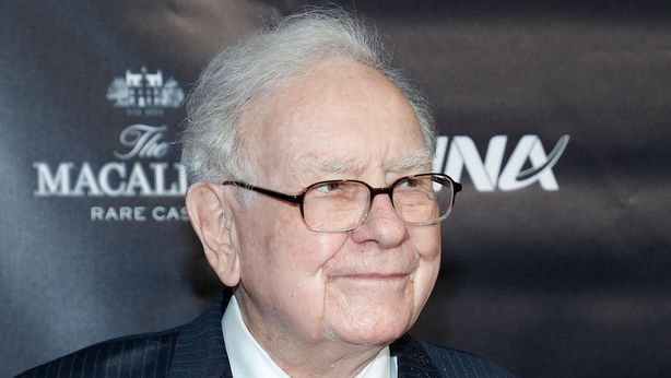 Buffett scarica ancora Apple e accumula cash a livelli record. Il motivo lo spiega Jamie Dimon