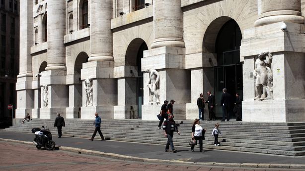 Profondo rosso per il Ftse Mib, investitori preoccupati per crisi del debito pubblico