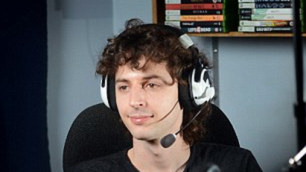 Ragazzo 23enne icona di YouTube, lo pagano per vederlo giocare al videogame Minecraft