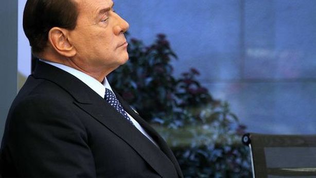Berlusconi, il dilemma: dimettersi o no?