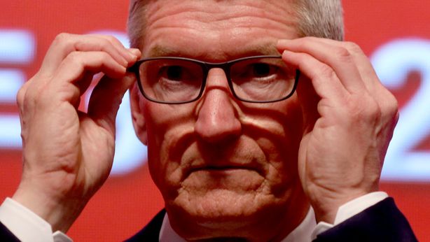 Apple, consulenti agli azionisti: “votate contro il premio di Tim Cook”
