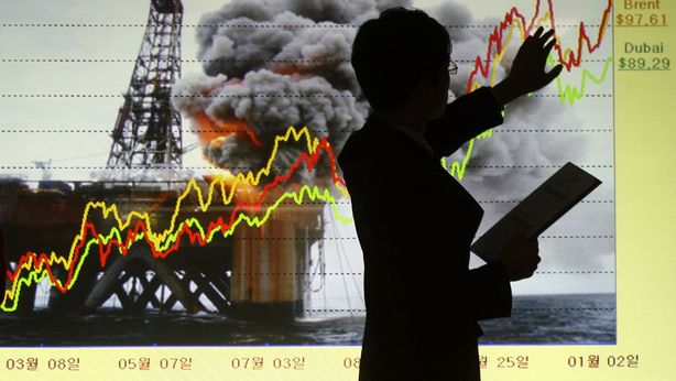 Borsa Milano perde fino a -4%. Incubo banche, crolli -10%. Tonfo dollaro