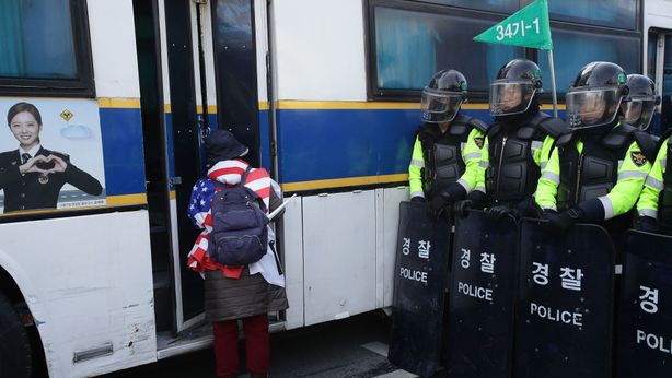Corea: impeachment per presidente Park. Violenze in piazza