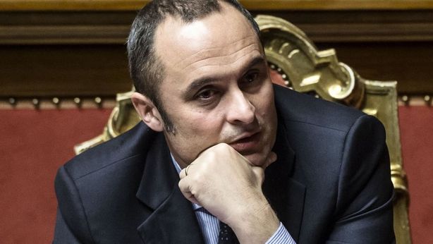 Politica: cercasi poltrona, anche usata