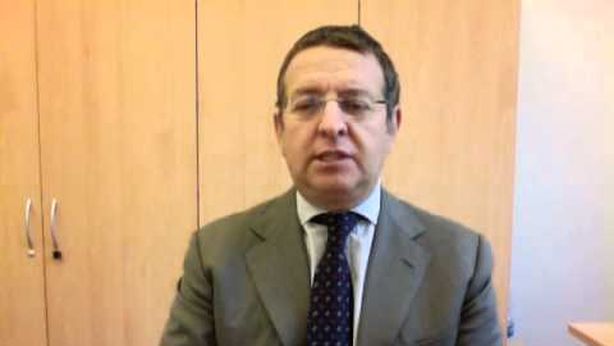 Quell’imposta di bollo regressiva va rimossa: favorisce le banche