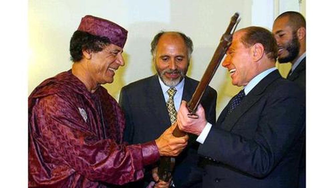 Gheddafi e la Libia: gli smemorati che gli baciavano la mano